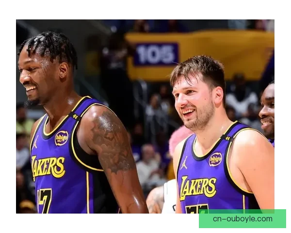 东契奇称与里夫斯搭档比赛轻松 是超棒二人组 东契奇称与里夫斯搭档比赛轻松 是超棒二人组